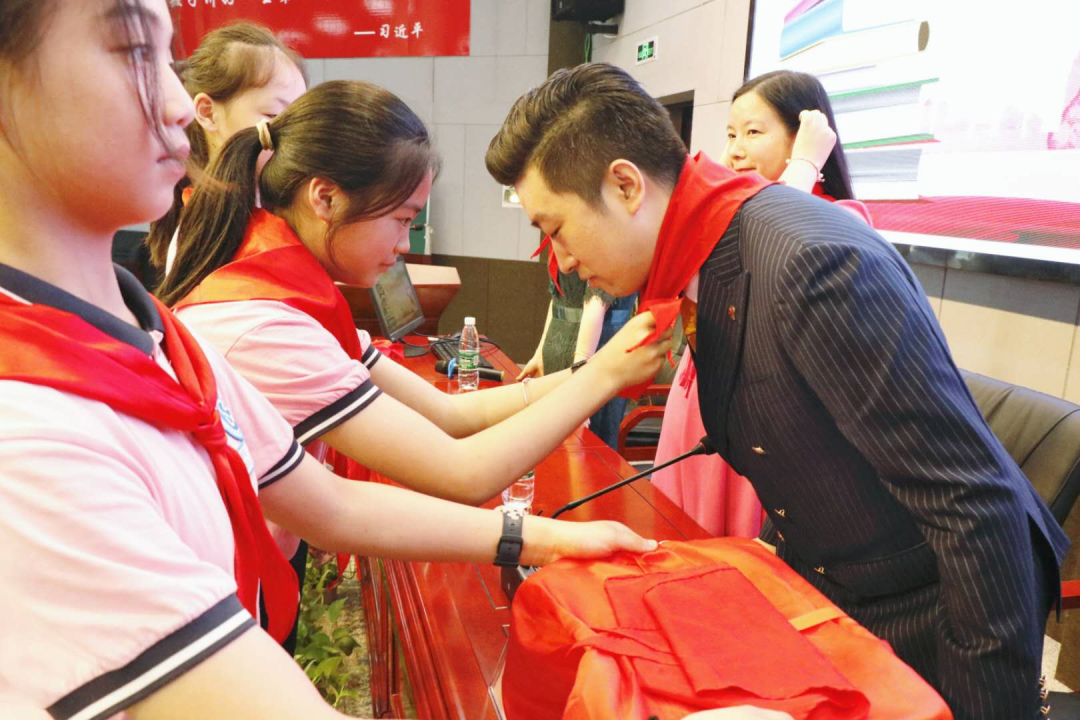 “情暖童心，共筑中国梦”汇成爱心书籍捐赠活动完美落幕